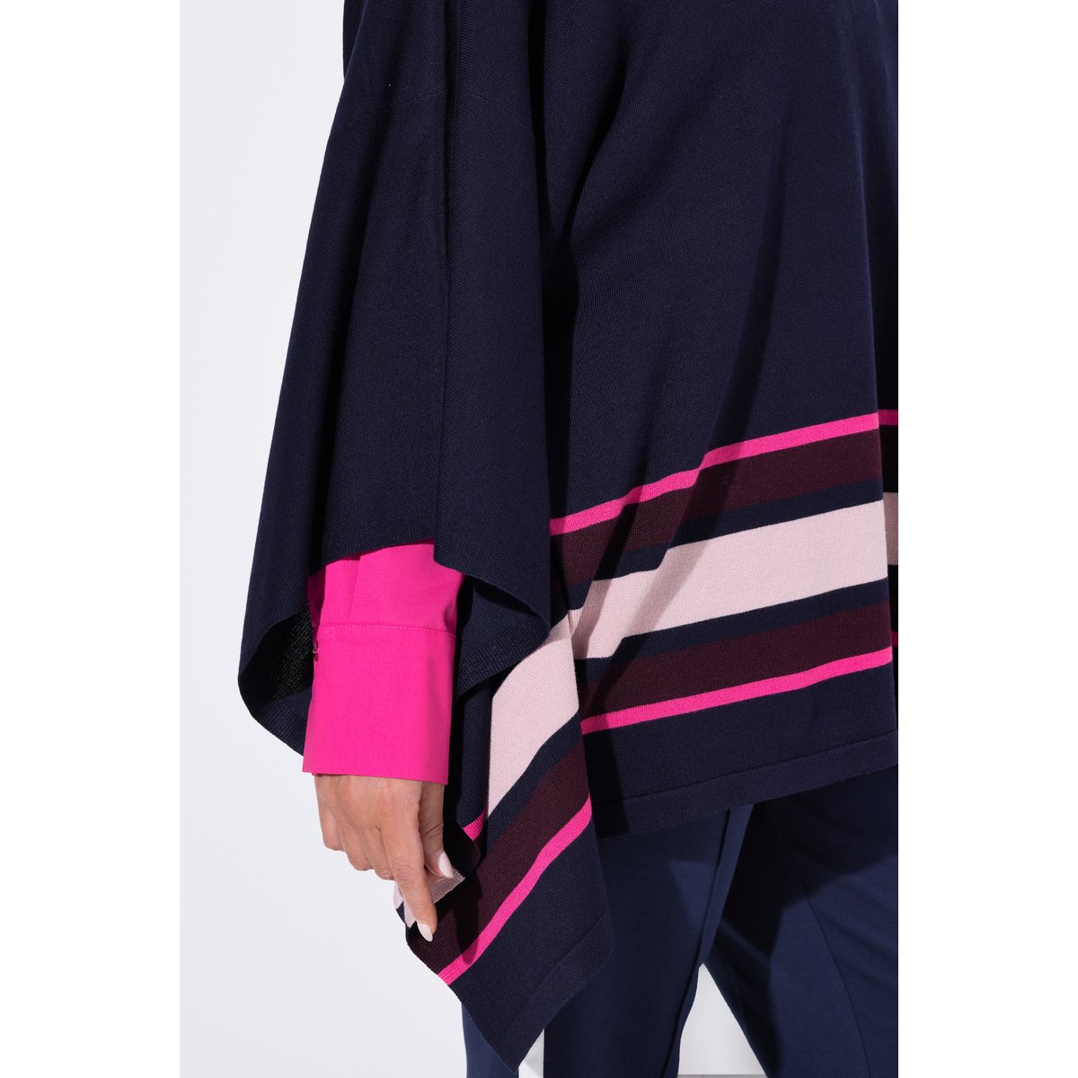 Cape en maille oversize, rayures à la base marine, ULLA POPKEN