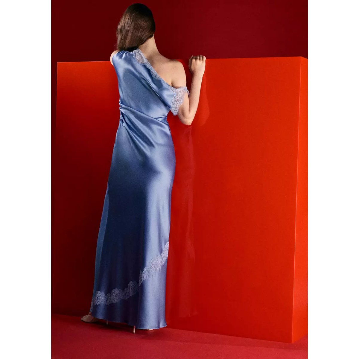 Robe asymétrique satinée détails dentelle bleu ciel, MANGO