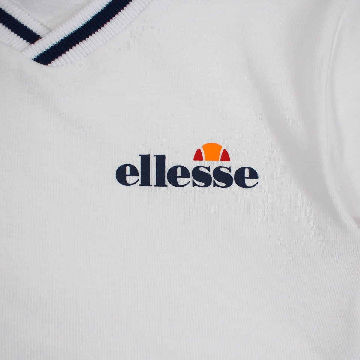 Ensemble t-shirt col V et short BLOCK PARTY bleu marine, ELLESSE
