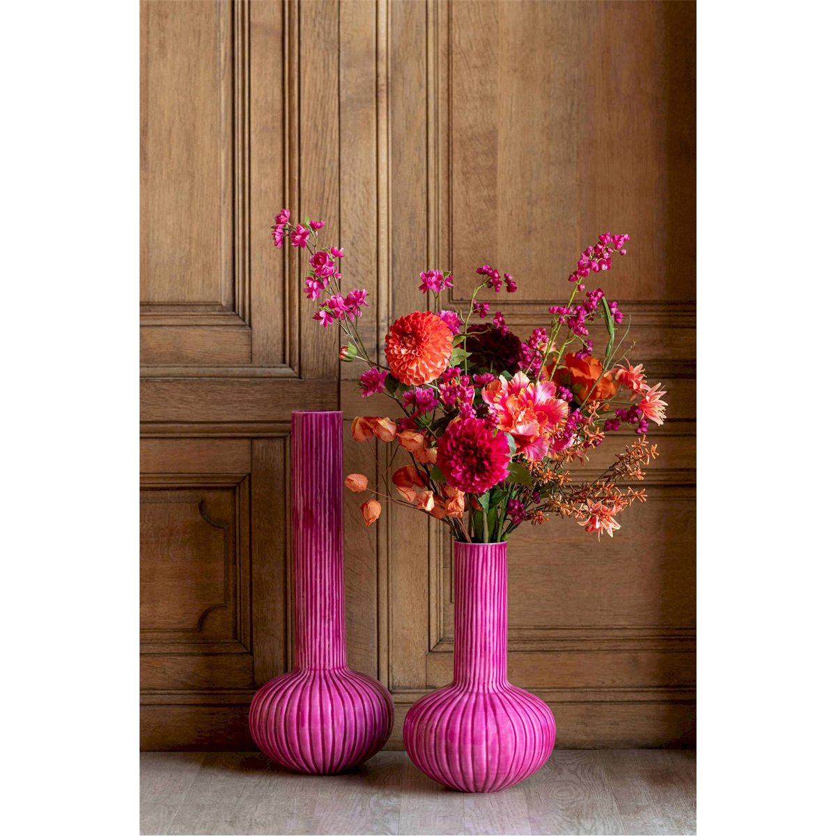 Vase en métal strié fuchsia, RECOLLECTION