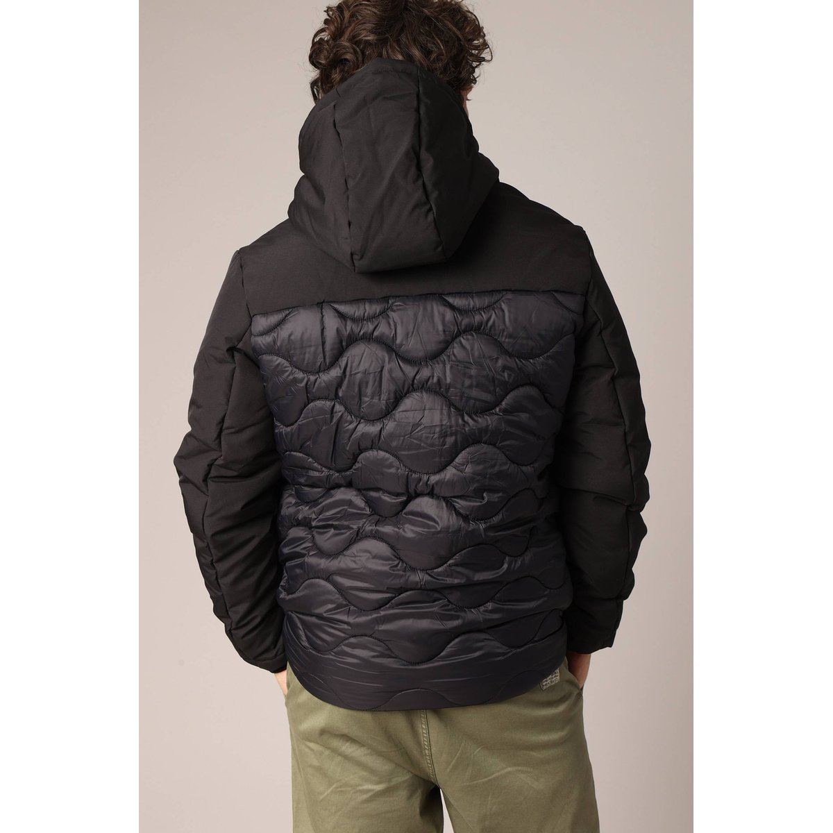 Veste matelassée avec capuche et poches plaquées
CONKERS black, DEELUXE