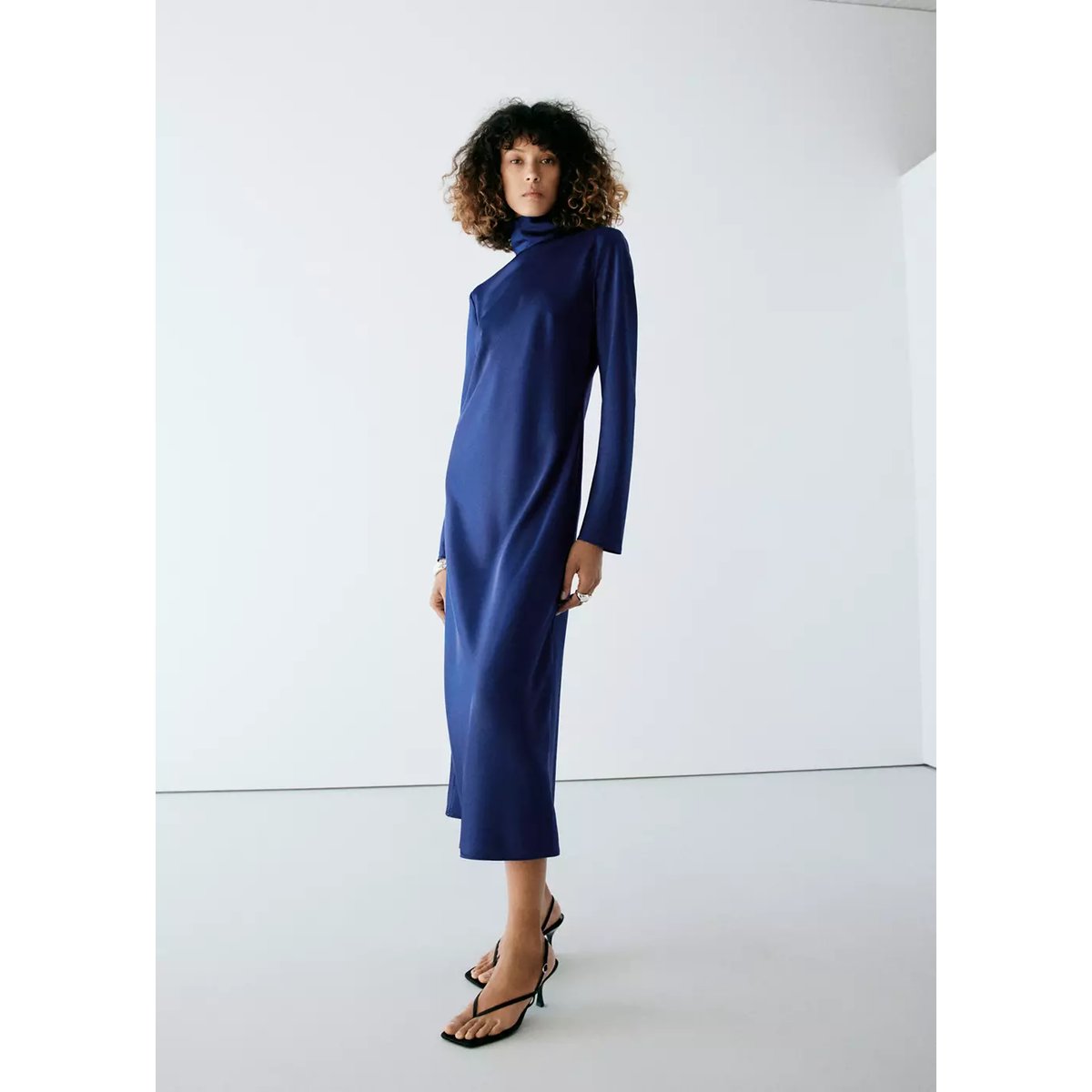 Robe satinée col montant bleu nuit, MANGO