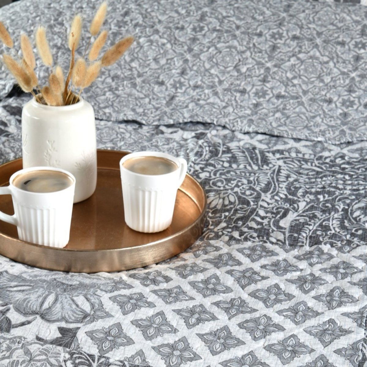 Couvre lit boutis réversible avec 2 taies d'oreiller gris, DECORATIE