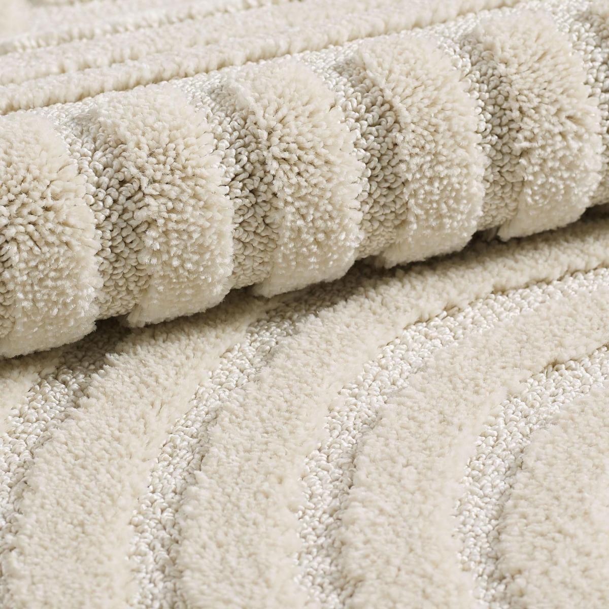 Tapis salon au motif géométrique en relief, moderne et élégant, NOOR crème, UN AMOUR DE TAPIS