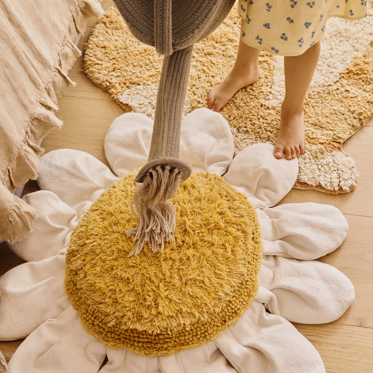 Coussin de sol Marguerite PETALS & PALS miel foncé, moutarde, naturel, ivoire, olive, LORENA CANALS