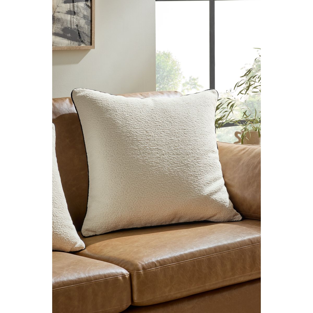 Coussin texturé en chenille bouclée ivoire, NEXT