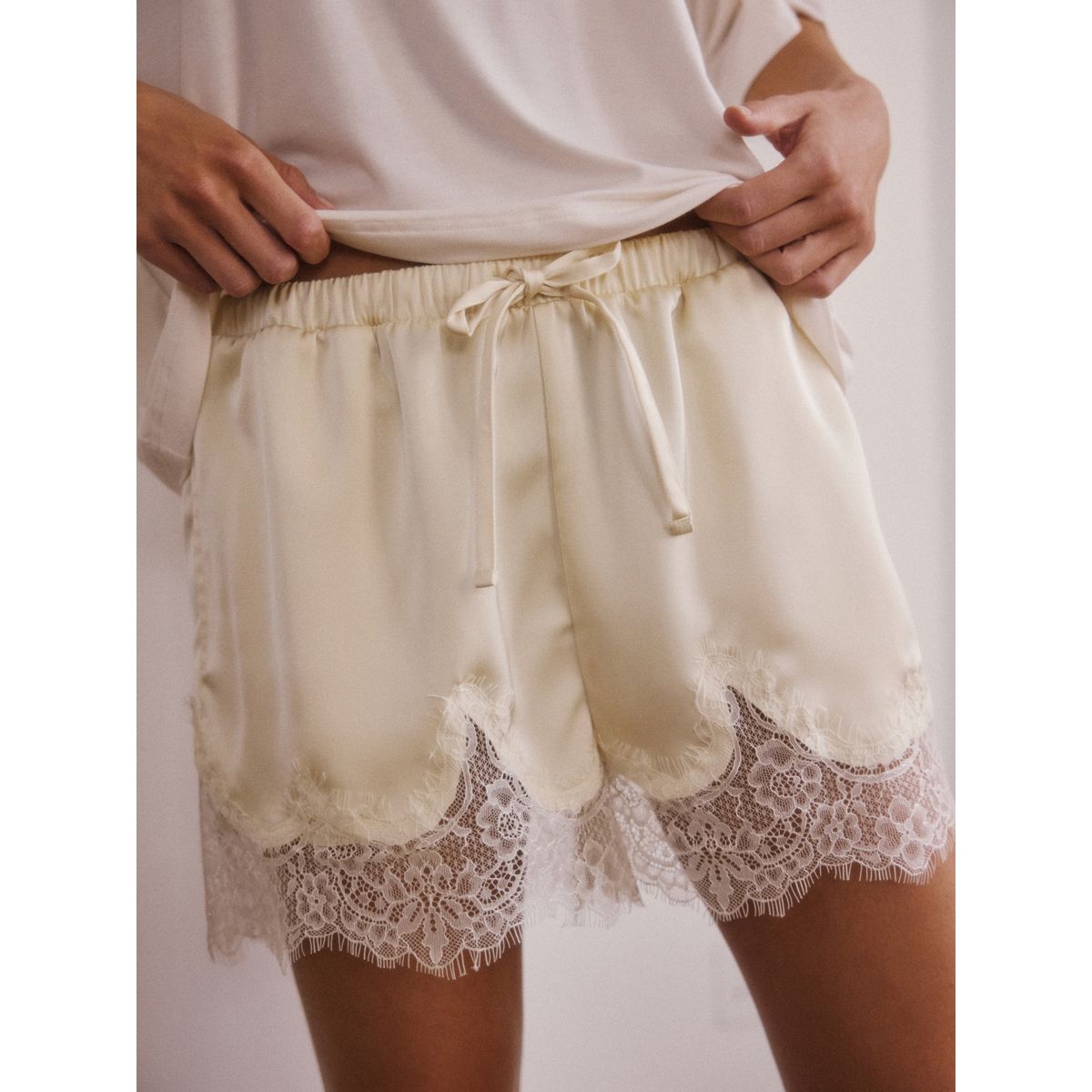 Ensemble pyjama short à détails dentelle crème/jaune, NEXT