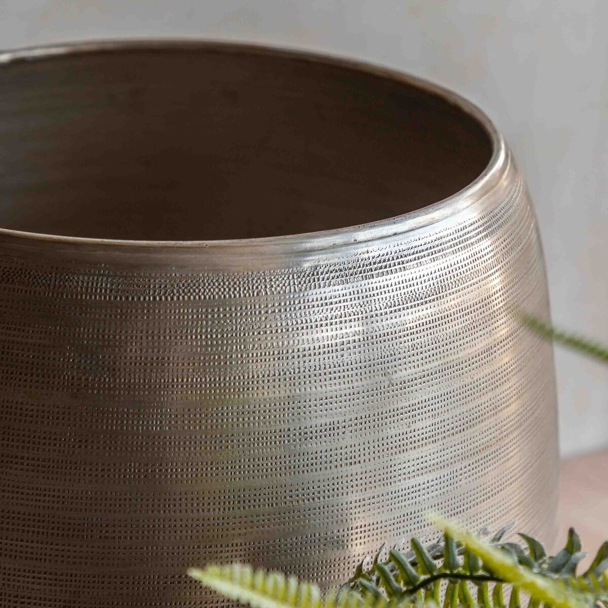 Set of 2 Textured Metal Planters silver-coloured, ÉDITÉ