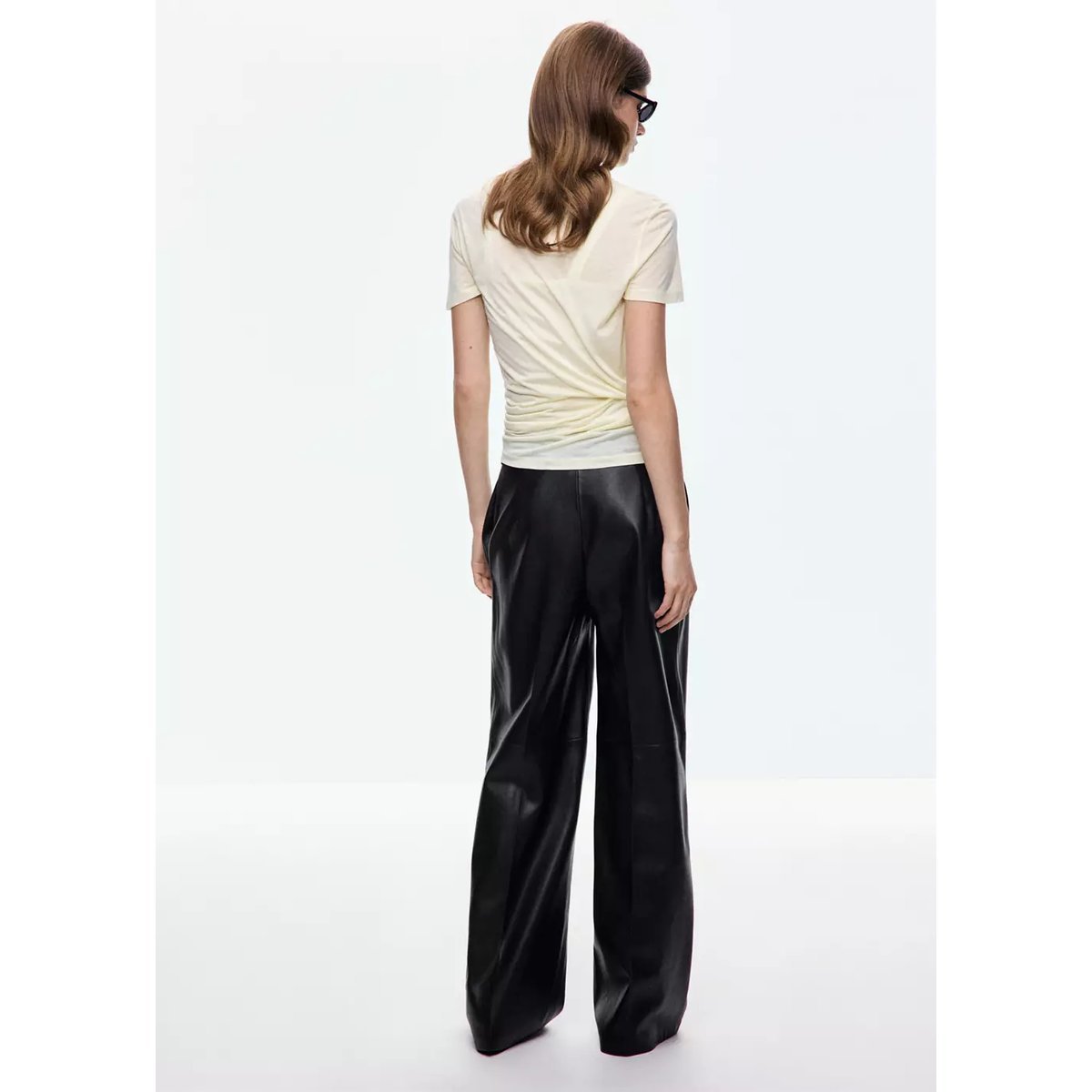 Pantalon large en cuir synthétique noir, MANGO