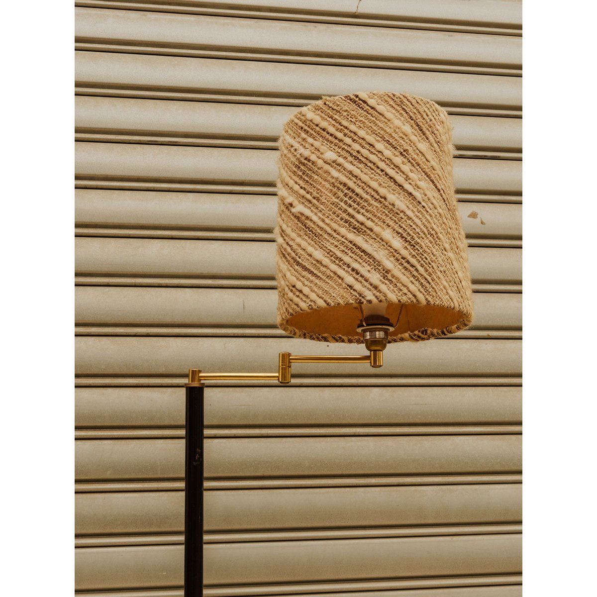 Lampadaire en métal noir et laine beige Julien N°432 - Bon état noir, DEBONGOUT