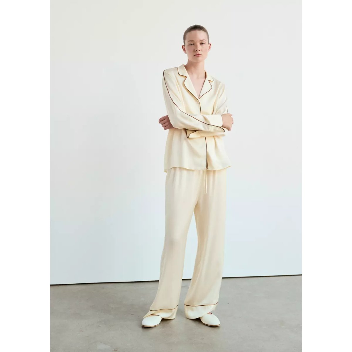 Chemise en viscose satinée avec passepoil contrasté ivoire, MANGO