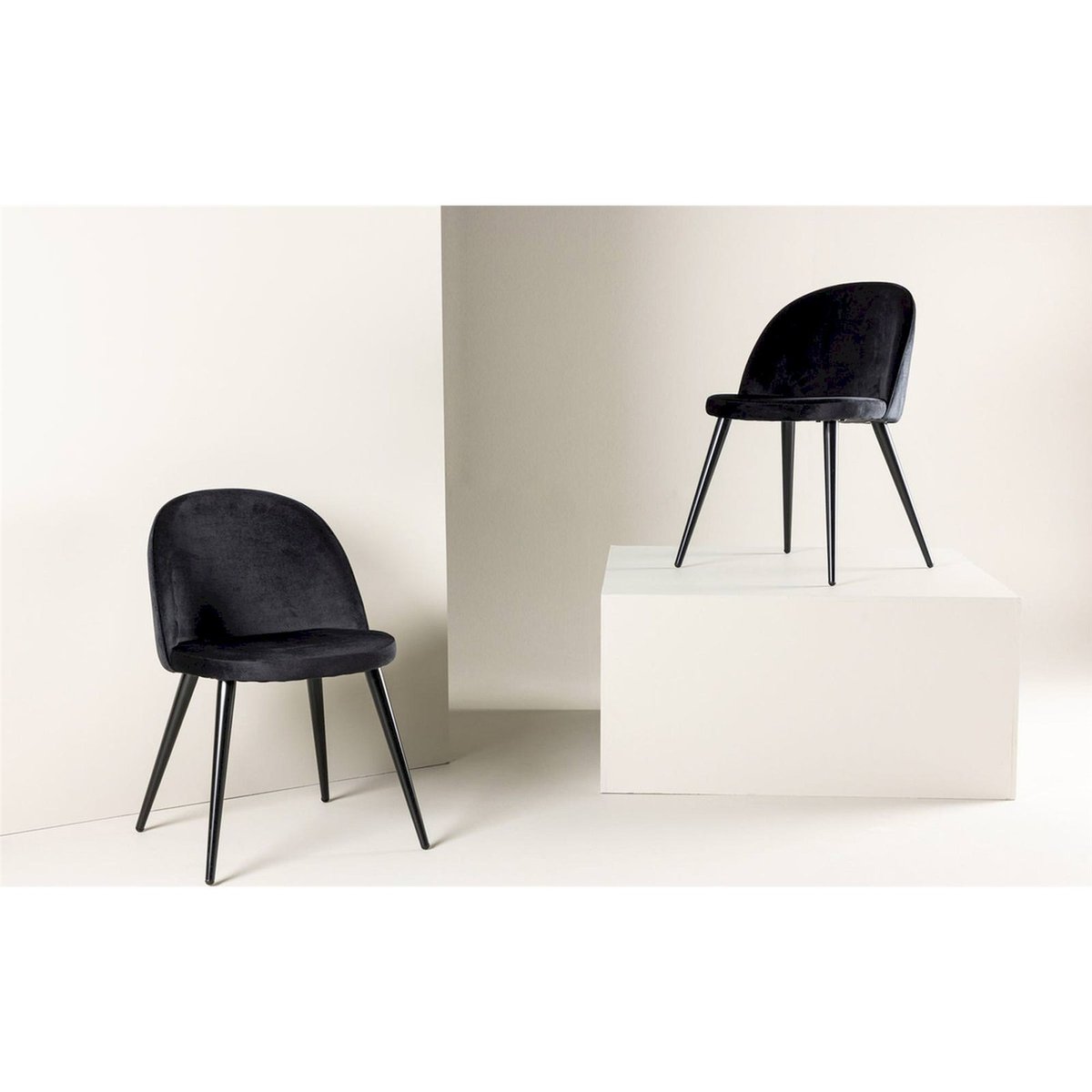 Chaise tapissée dossier arrondi DILLIZE noir velours, RECOLLECTION