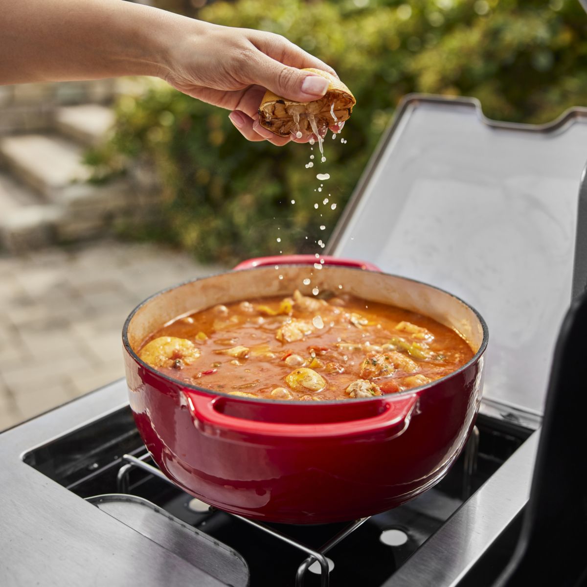 Barbecue gaz Summit FS38 E black 5 brûleurs sur chariot, 91x49 cm réchaud latéral couleur unique, WEBER