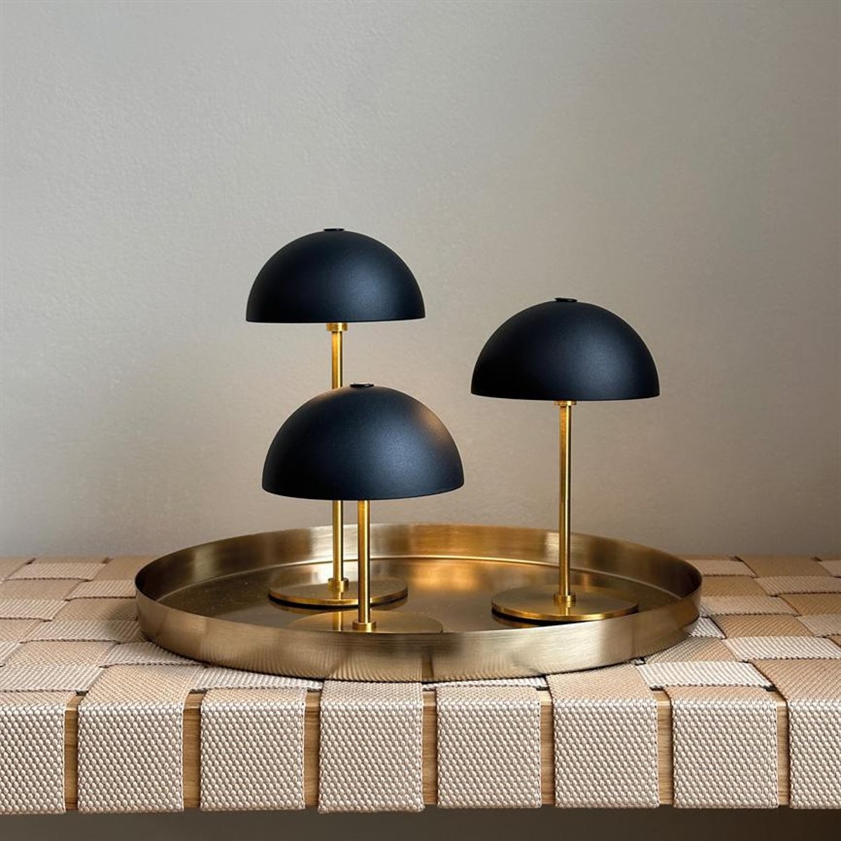 Lampe à poser LED ALONG Lot de 3 + plateau noir/laiton, DYBERG LARSEN