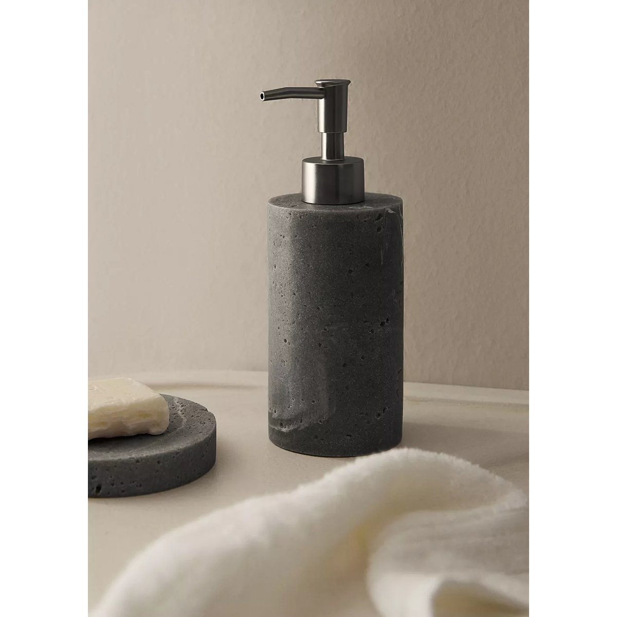 Distributeur de savon en résine effet travertin gris clair/pastel, MANGO HOME