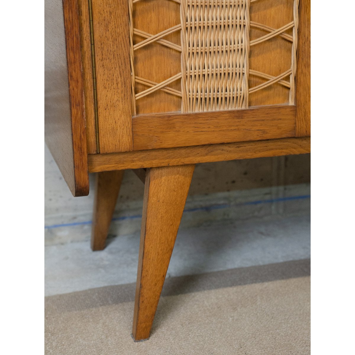 Buffet en bois et rotin Gilbert N°1608 - Bon état bois foncé, DEBONGOUT