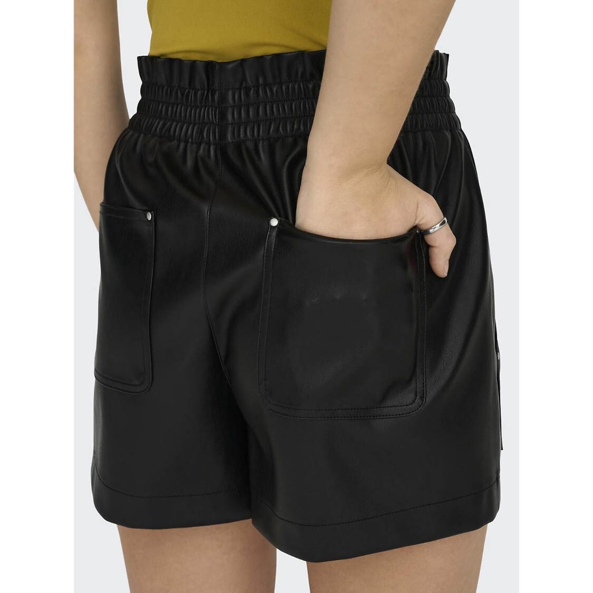 Short en simili noir, ONLY