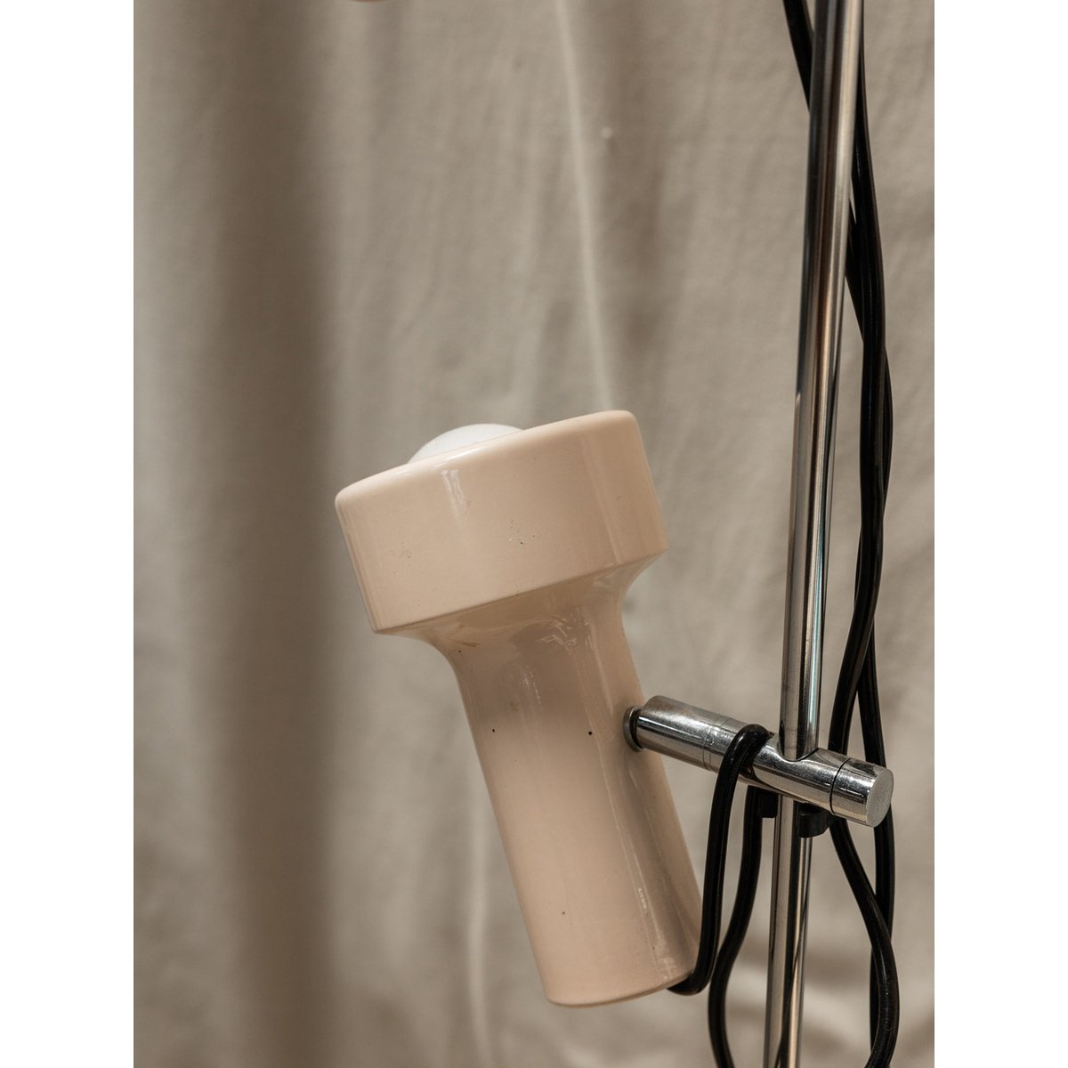 Lampadaire en plastique Julien N°133 - Bon état argenté, DEBONGOUT