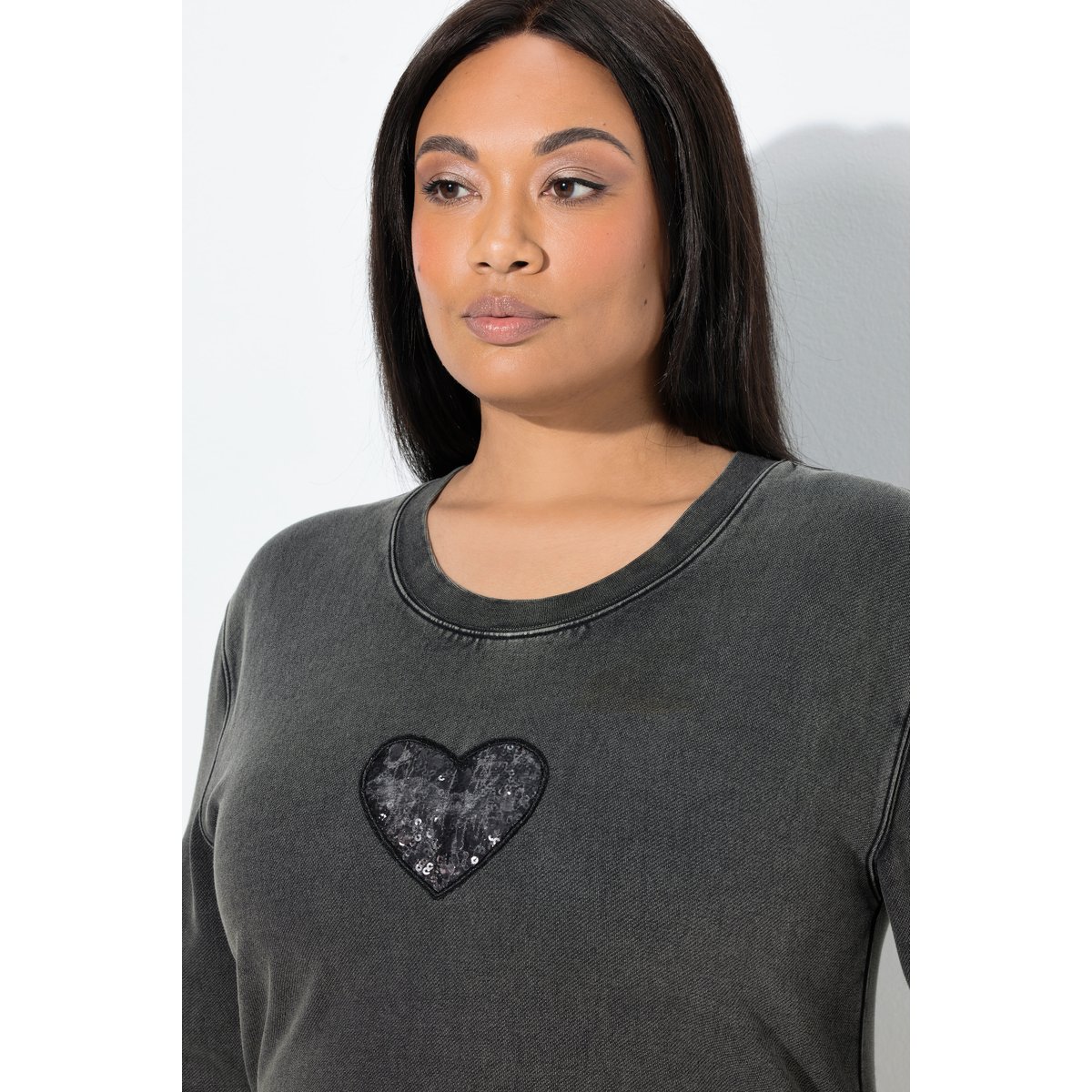 Sweat-shirt avec cœur en paillettes noir, ULLA POPKEN