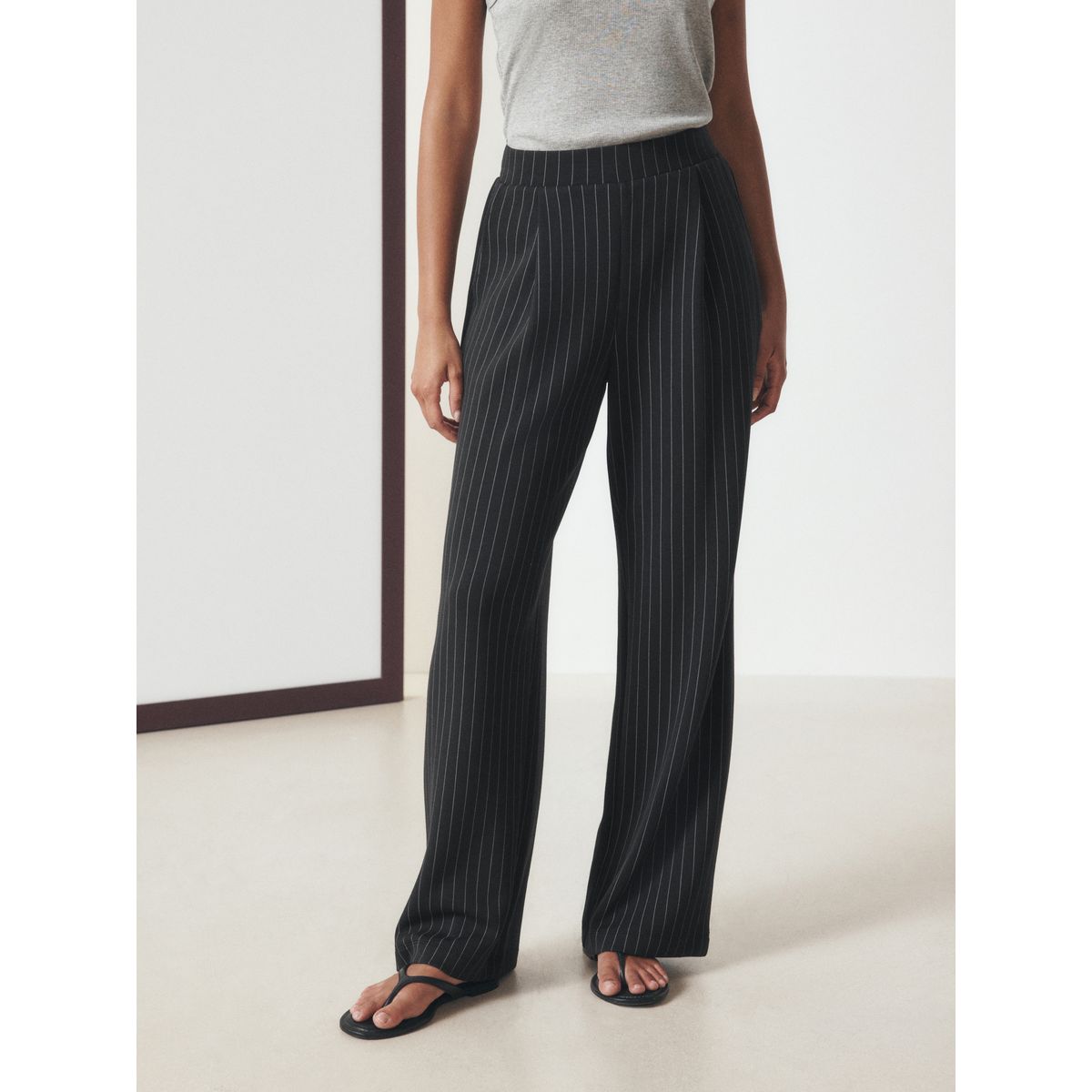 Pantalon fluide plissé à fines rayures noir, NEXT