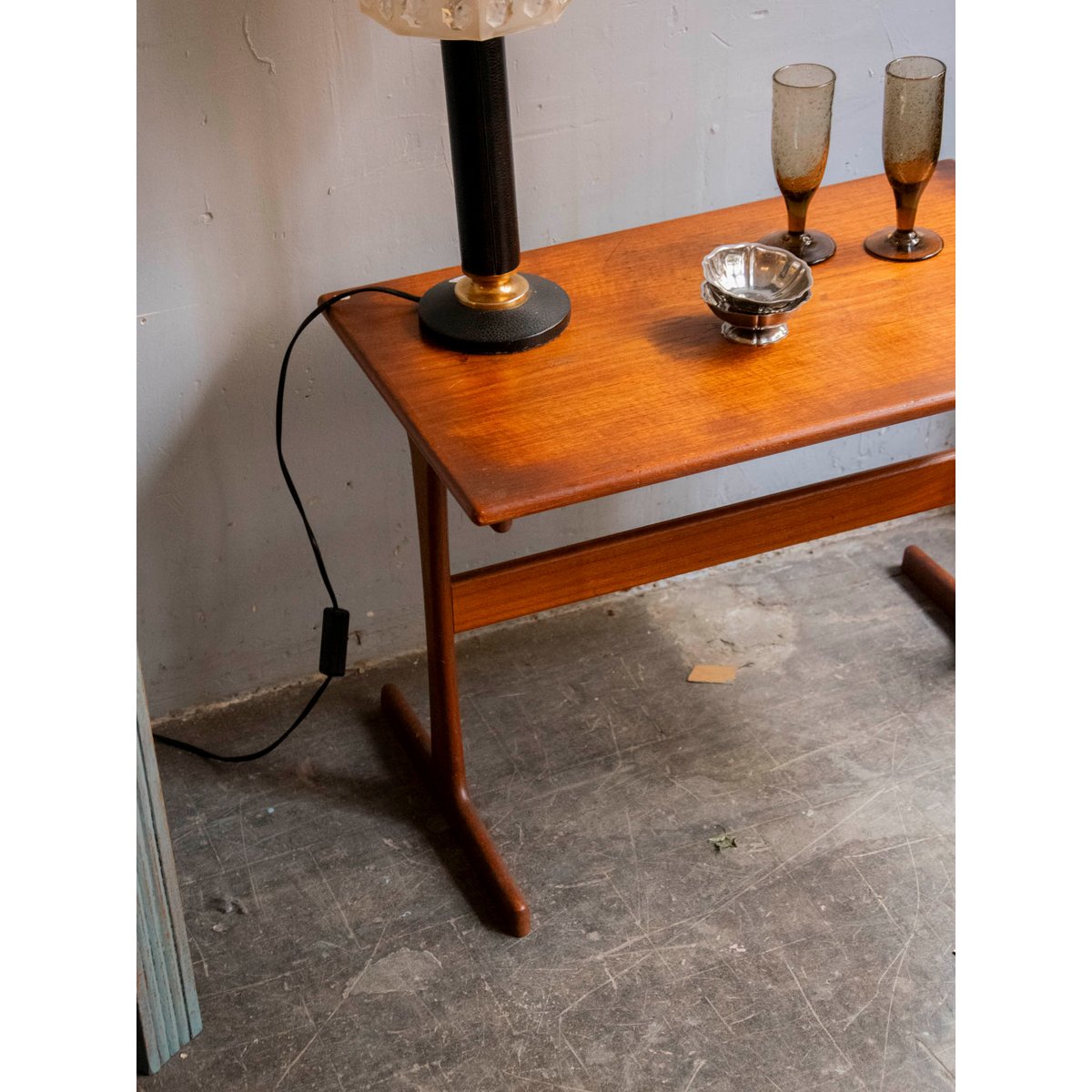 Table basse au style scandinave Donna N°1548 - Bon état bois foncé, DEBONGOUT