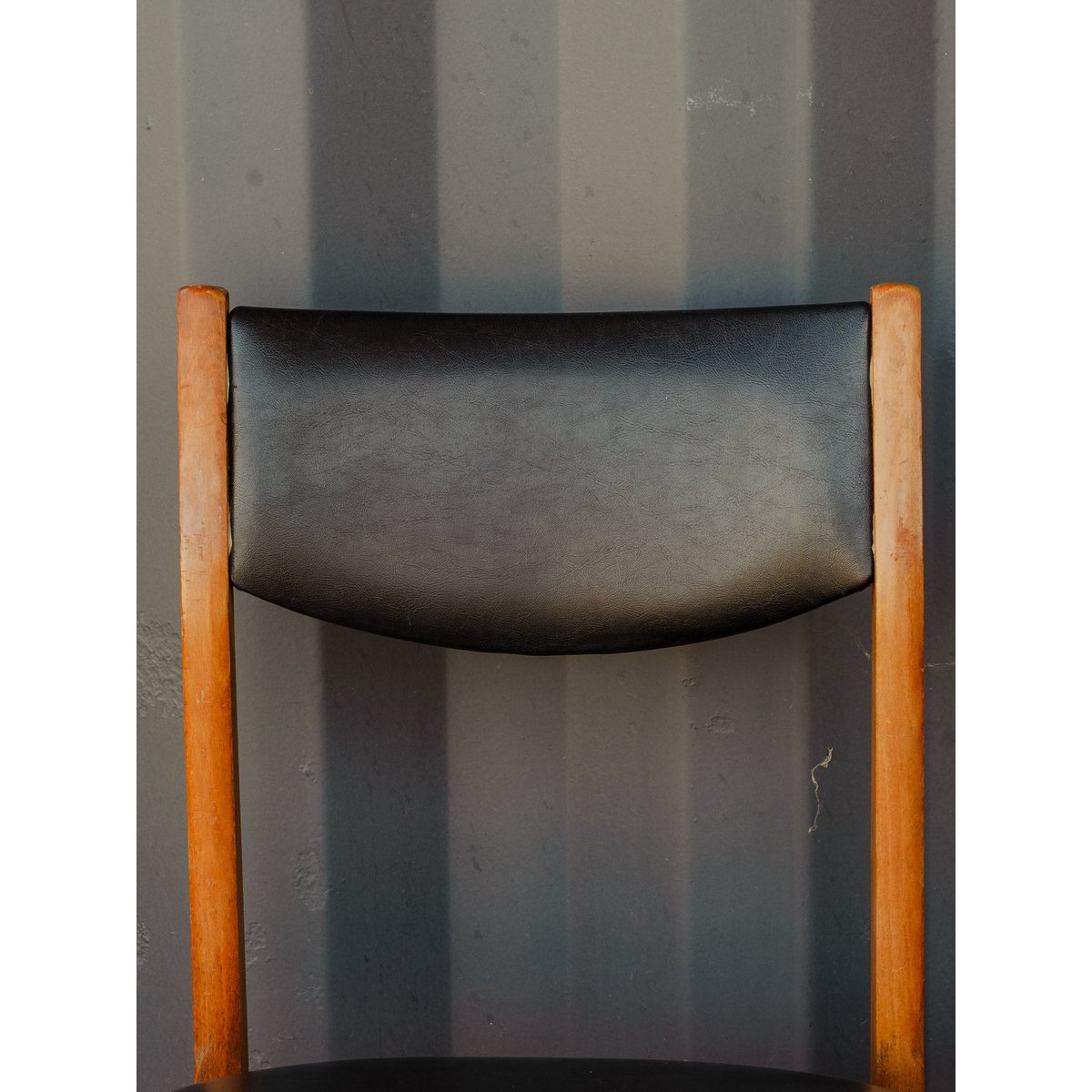 Lot de 4 chaises en cuir noir et bois Alma N°1874 - Bon état noir, DEBONGOUT