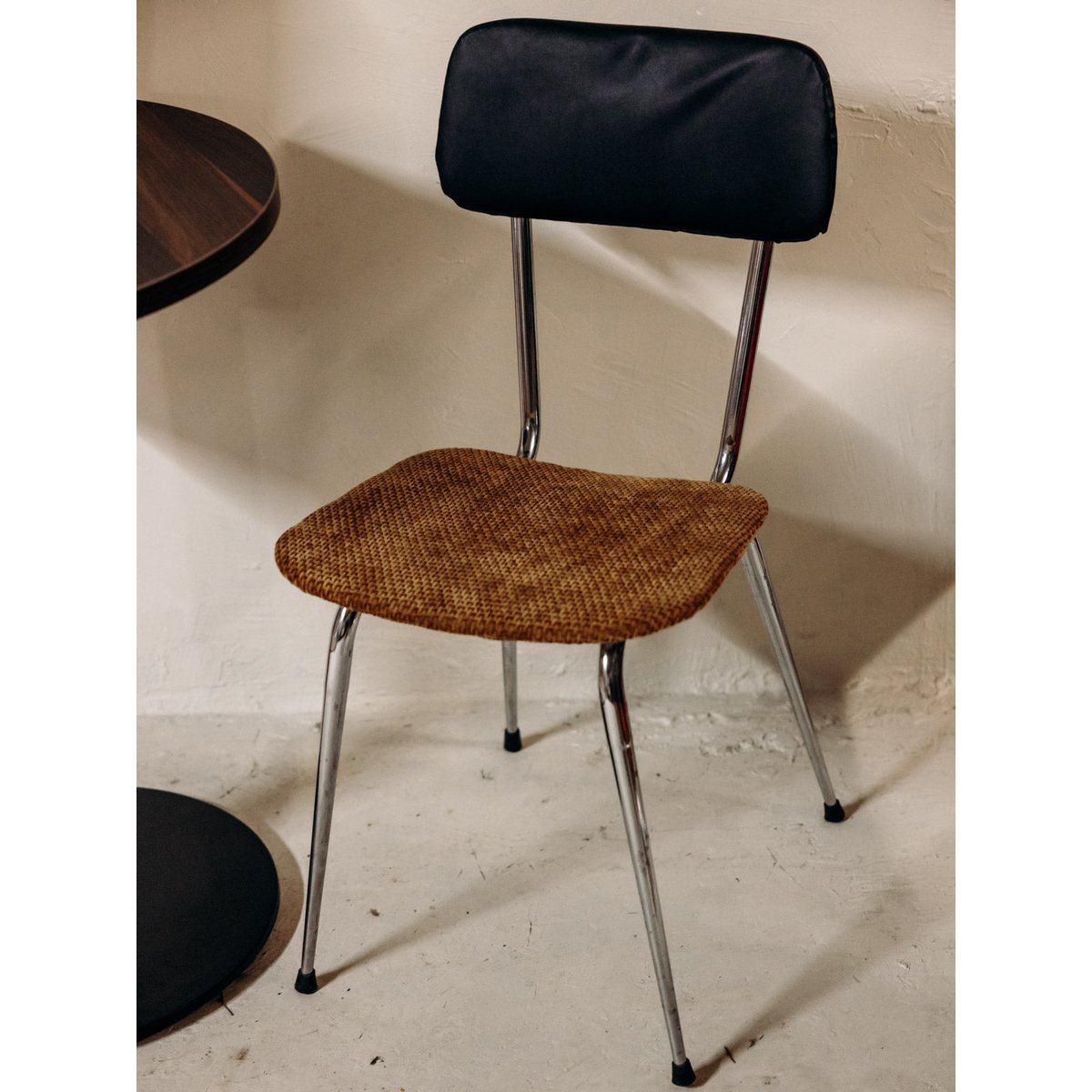 Chaise aux lignes épurées Alma N°1969 - Bon état vert, DEBONGOUT