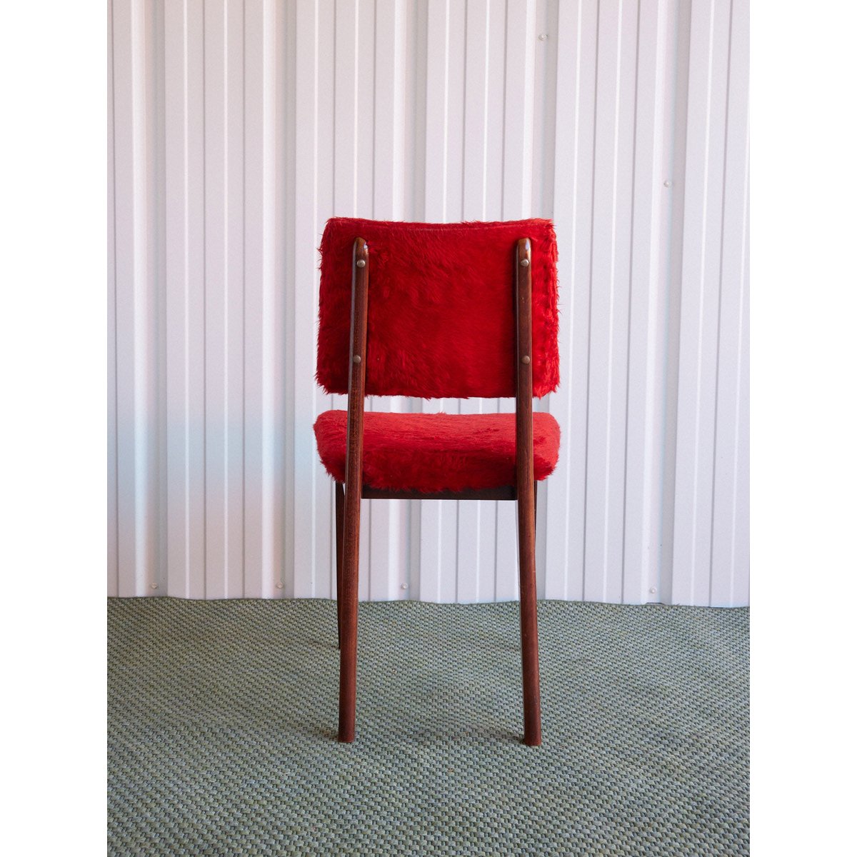Paire de chaises en poils rouges Alma N°2004 - Bon état bois foncé, DEBONGOUT