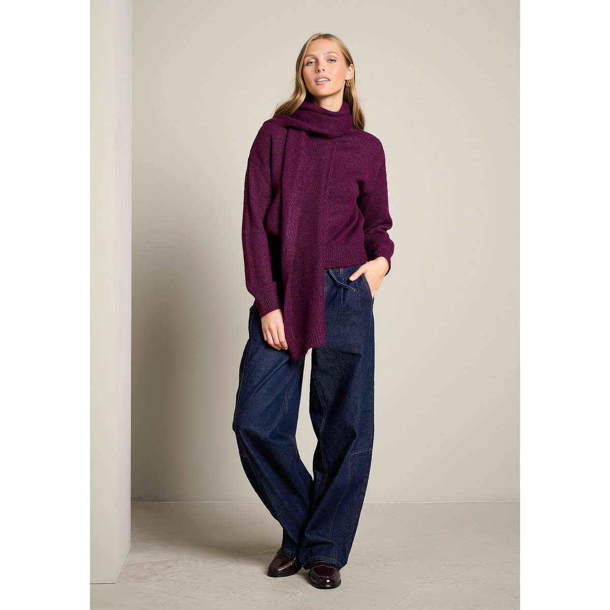 Pull avec écharpe intégrée aubergine, LOLALIZA