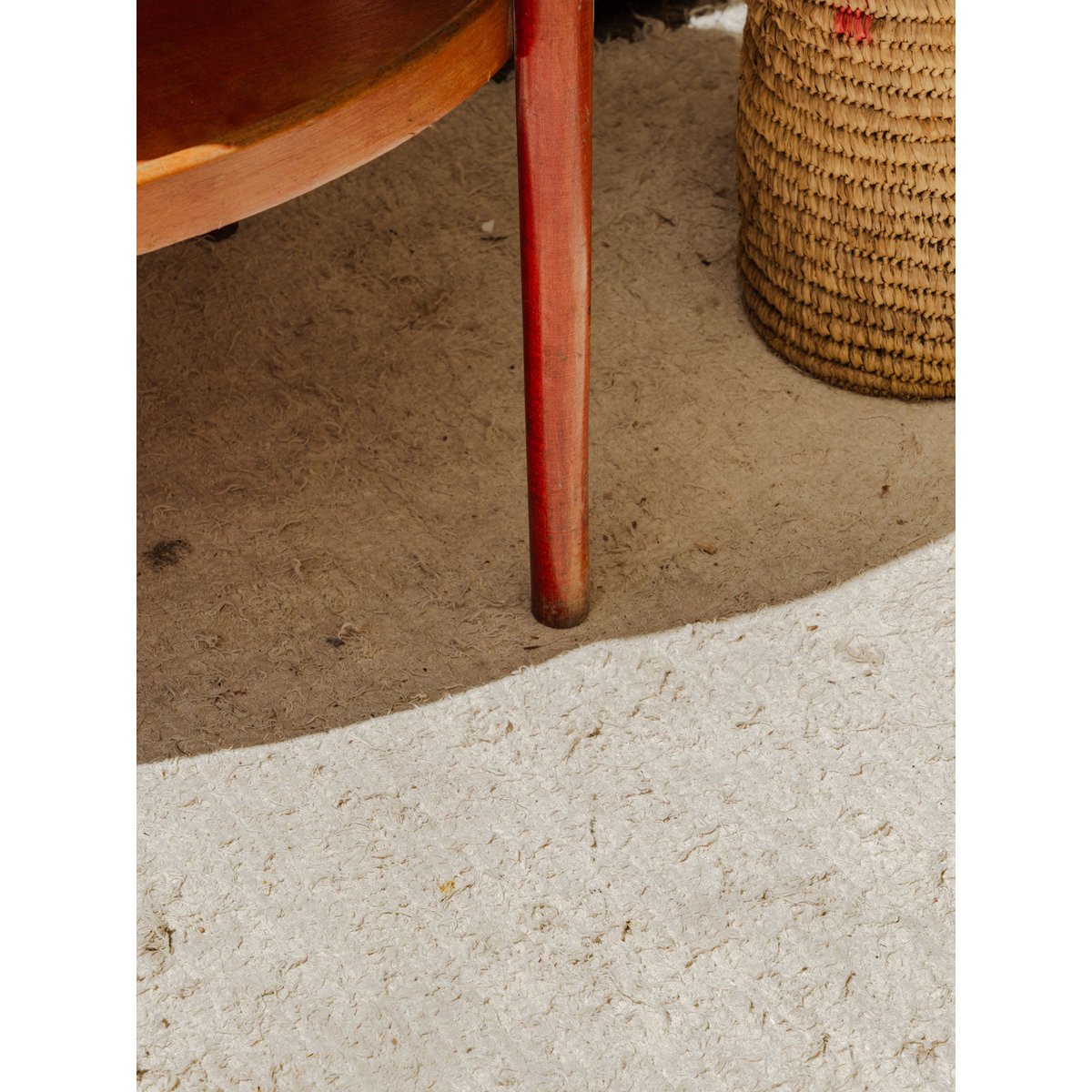 Table d'appoint en bois rouge Francine N°1078 - Bon état rouge, DEBONGOUT