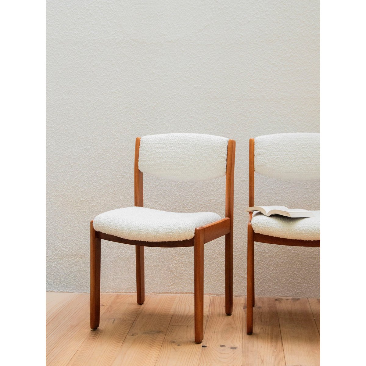 Paire de chaises en bois et tissu Alma N°1071 - Bon état bois, DEBONGOUT