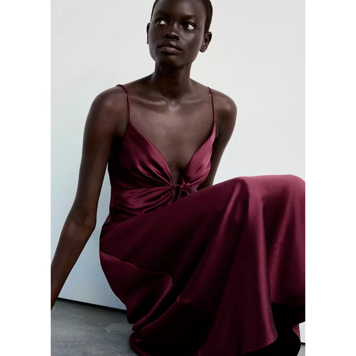 Robe satinée col V grenat, MANGO