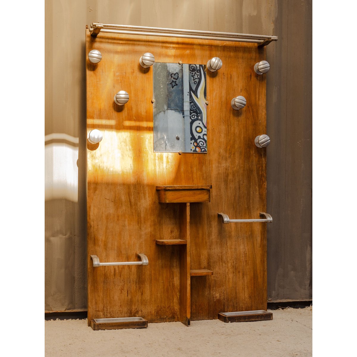Vestiaire en bois et chromé Max N°440 - Bon état bois foncé, DEBONGOUT