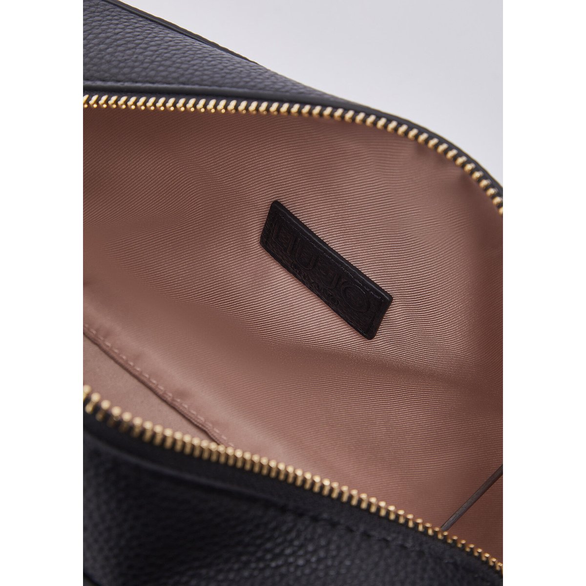 Sac à bandoulière format moyen avec charm noir, LIU JO
