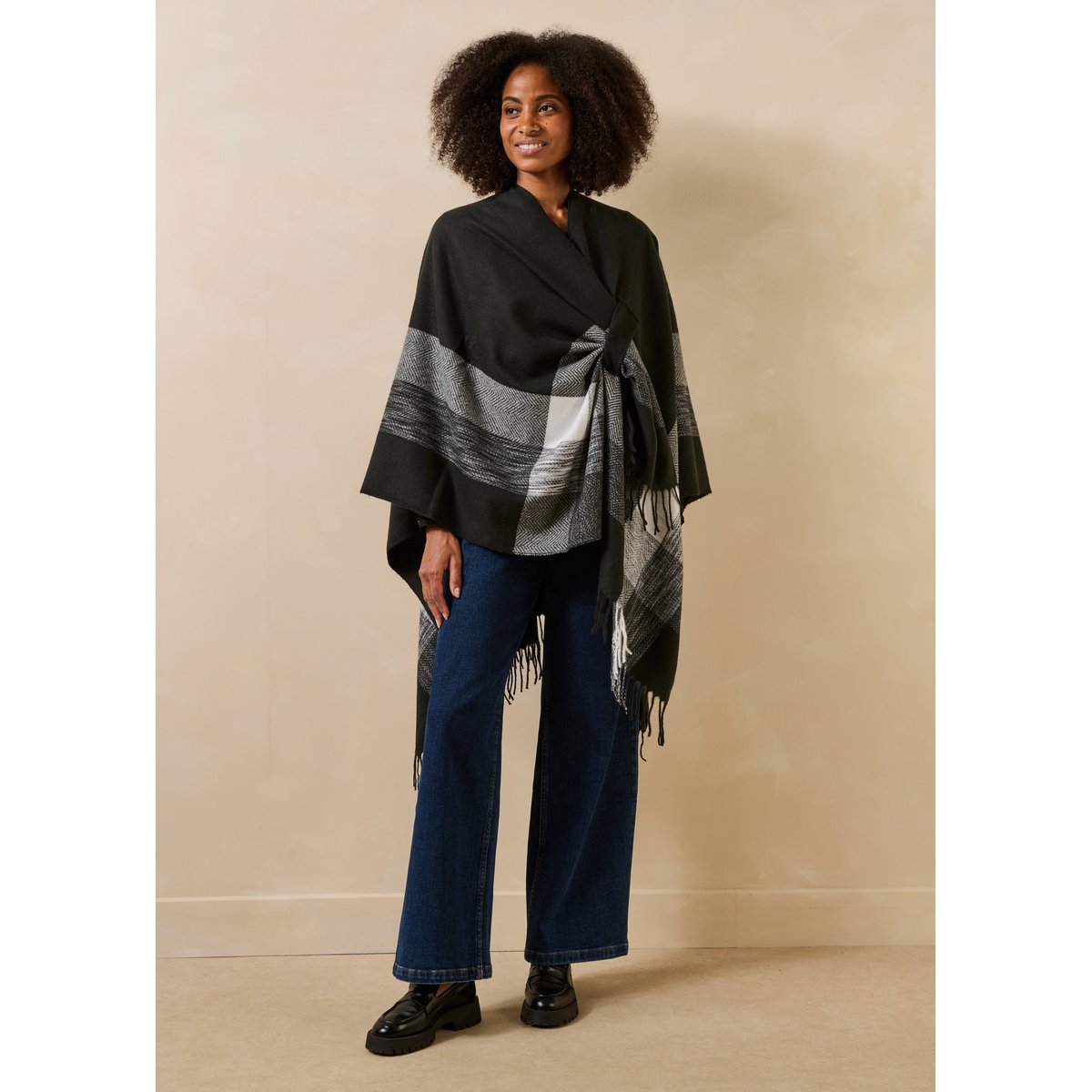 Poncho à carreaux noir, LA FEE MARABOUTEE