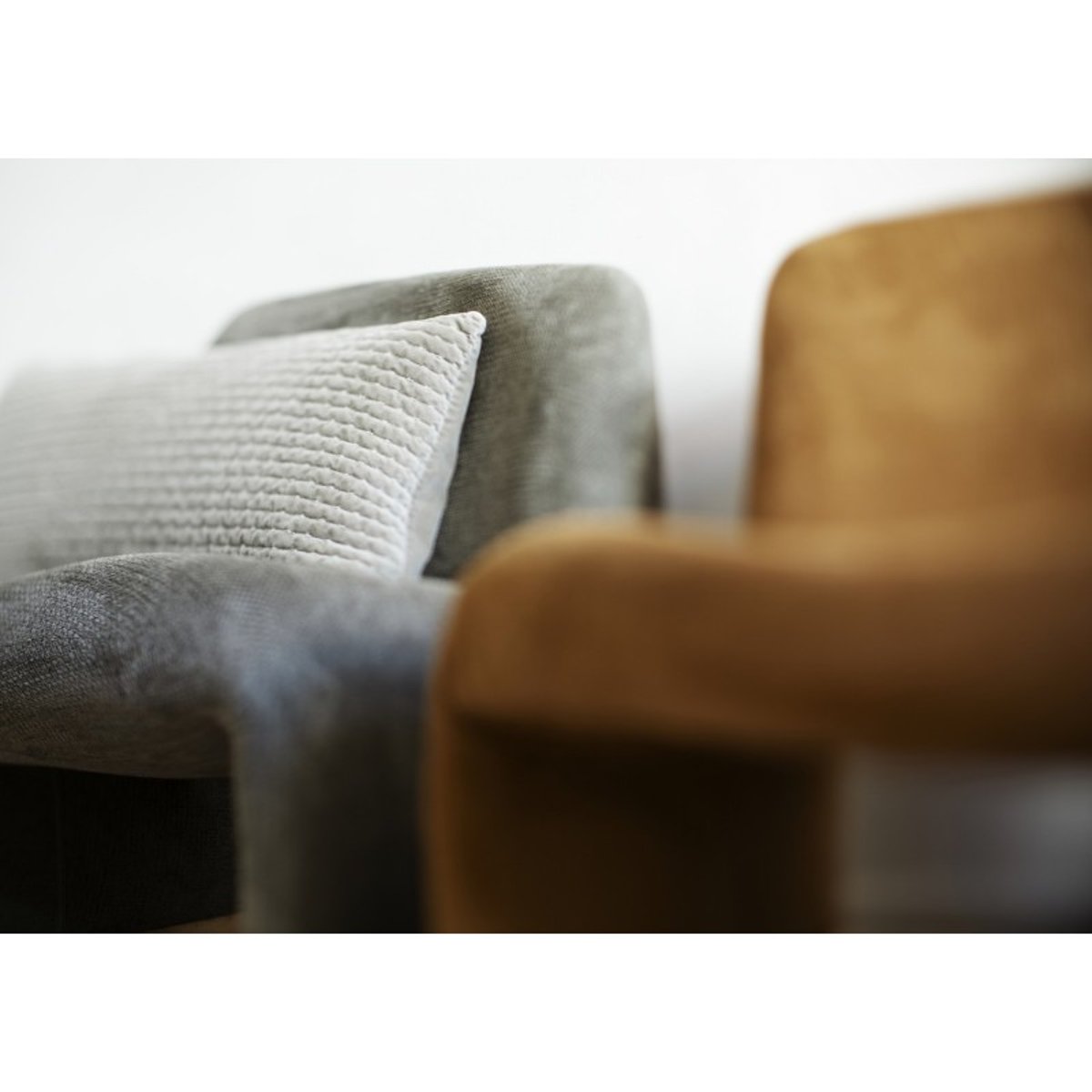 Fauteuil bas design rétro velours vert, MADAM STOLTZ