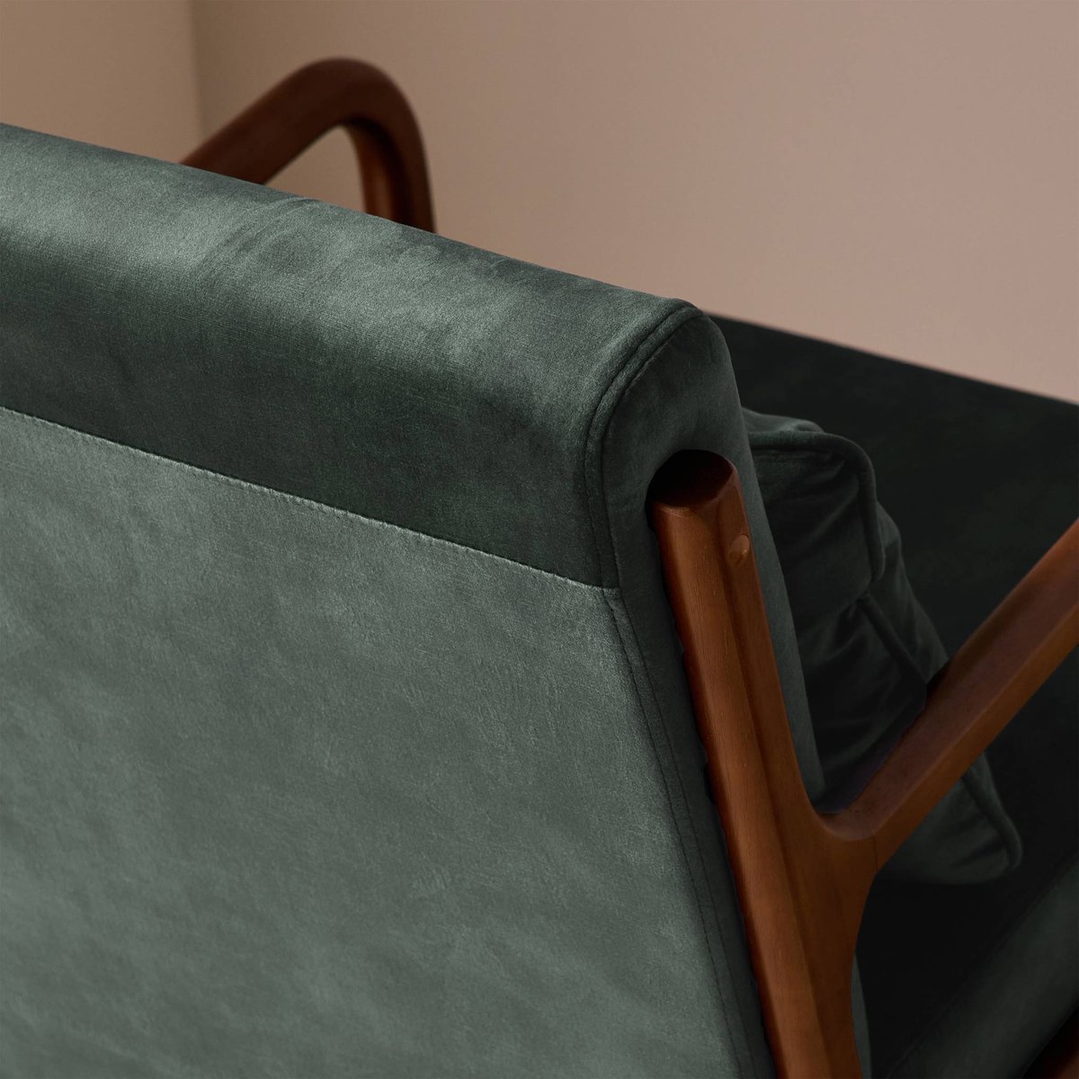 Fauteuil scandinave bois d'hévéa teinté noyer clair et velours LORENS bleu canard, SWEEEK