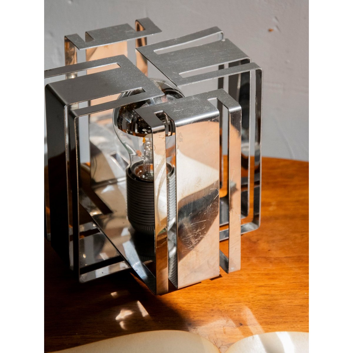 Lampe à poser en inox à la forme géométrique Julia N°1065 - Bon état métal, DEBONGOUT