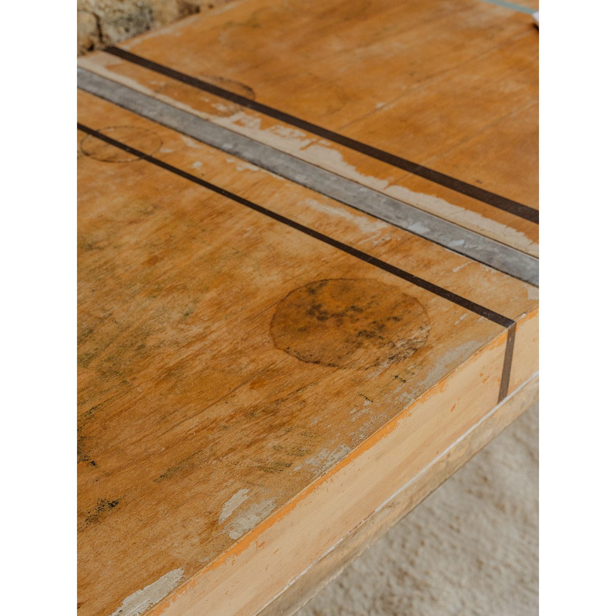 Table à manger en métal et bois Romy N°1513 - Bon état argenté, DEBONGOUT