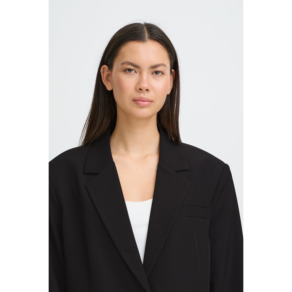 Blazer classique, fermeture deux boutons, coupe droite noir, ICHI
