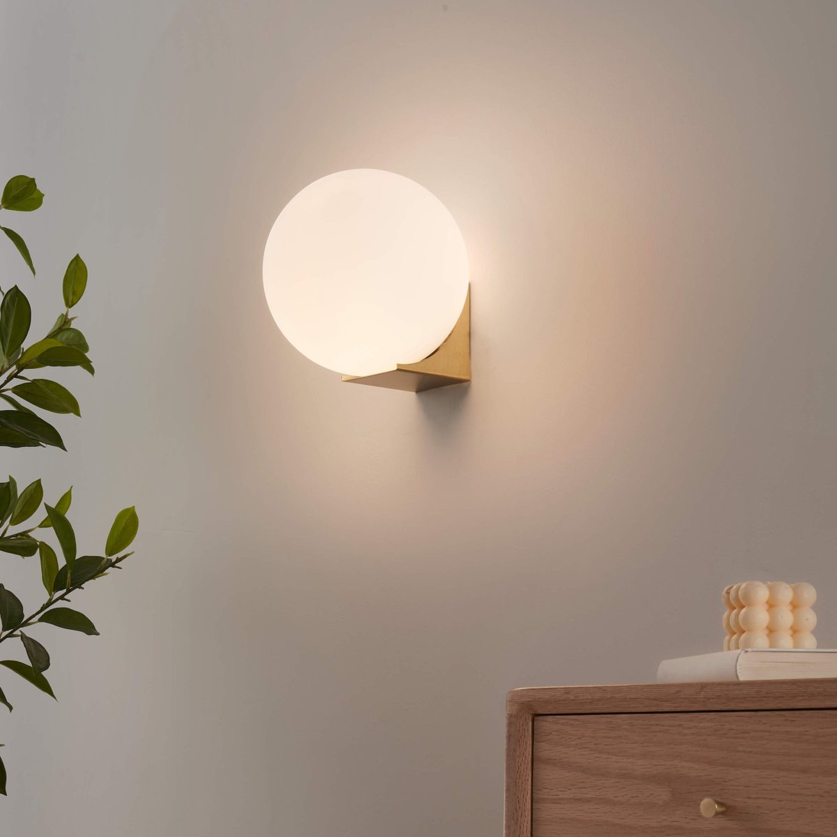 Applique minimaliste au socle doré - KANDI blanc et doré, KOSILUM