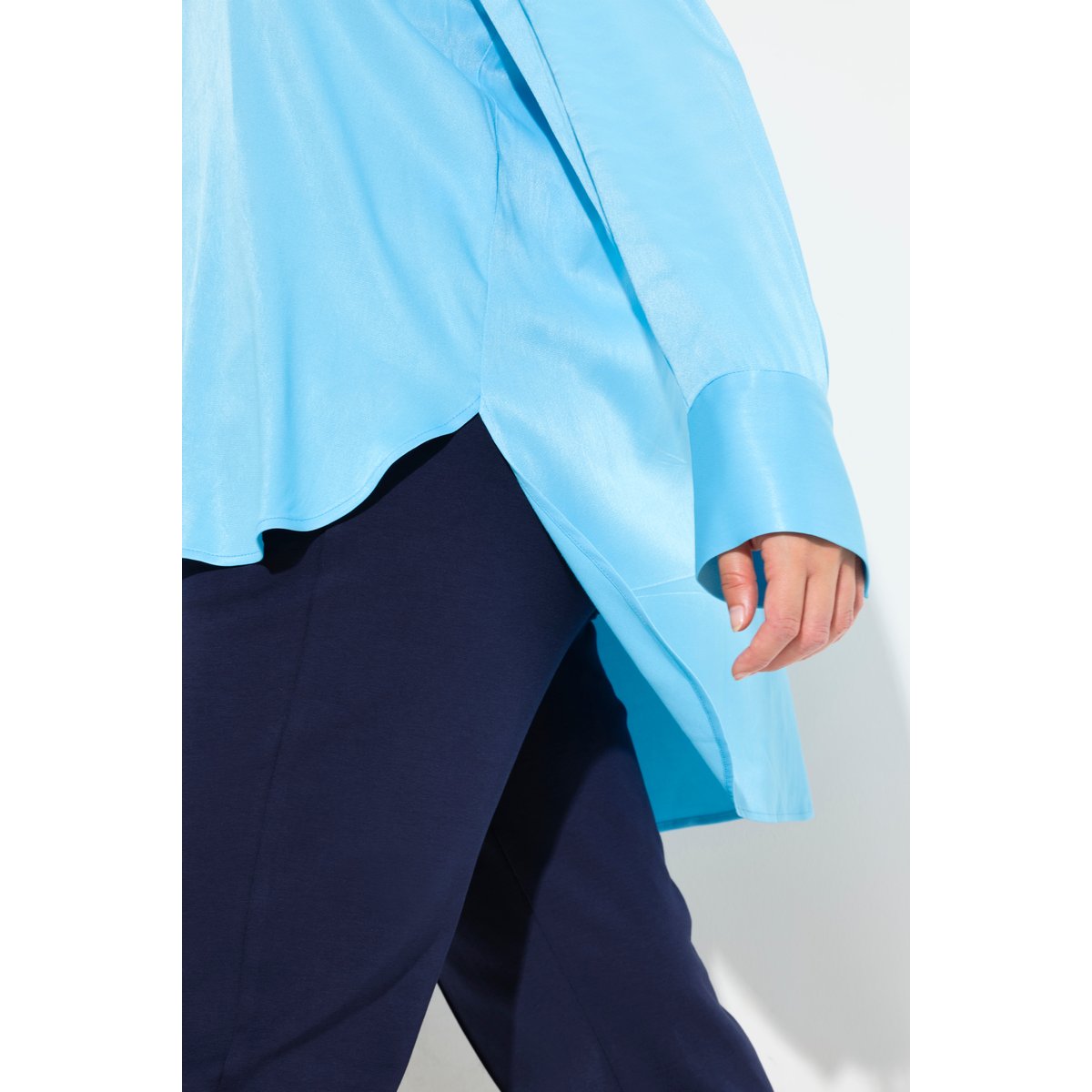Blouse tunique en satin turquoise clair, ULLA POPKEN