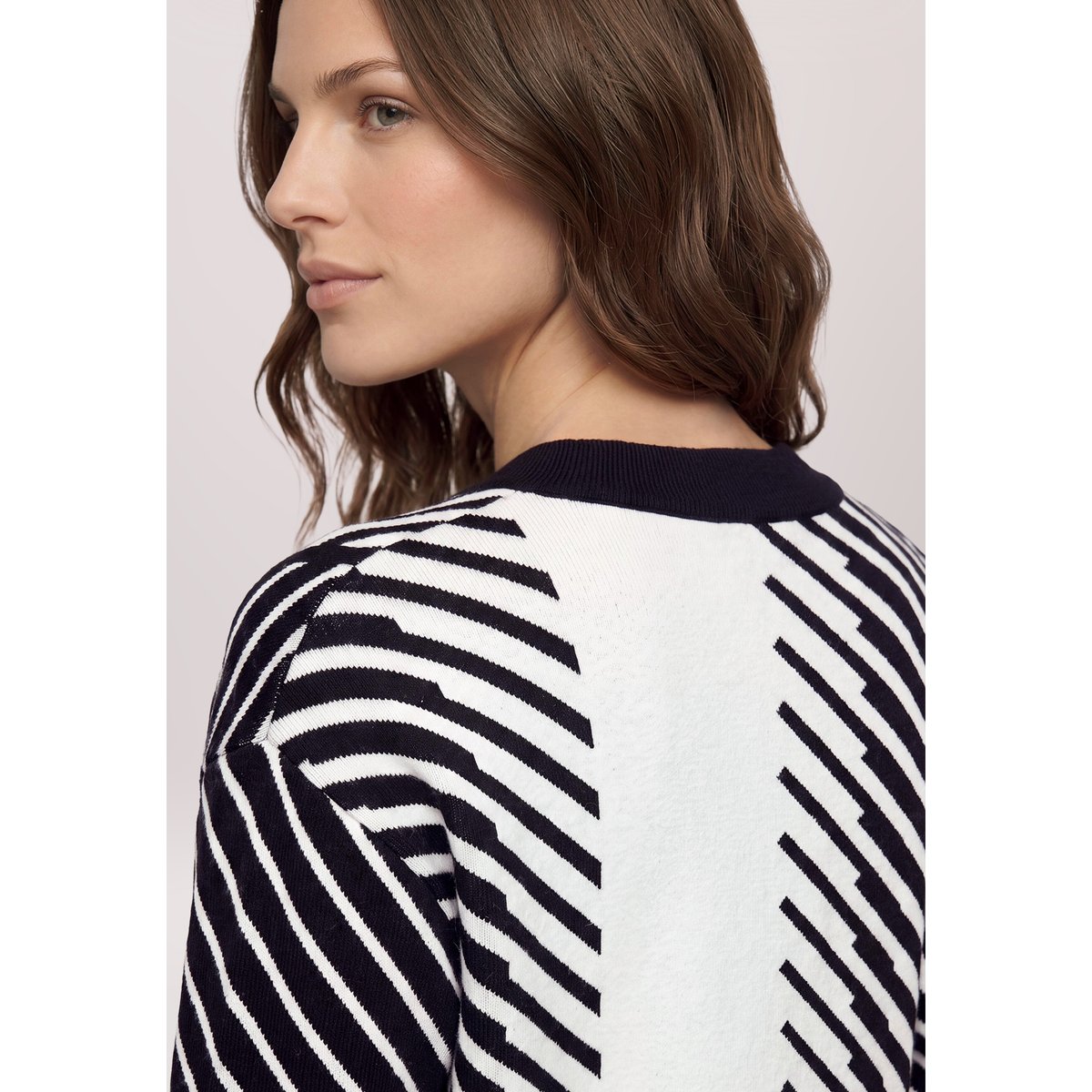 Pull-over en maille à motif jacquard patch cream/black, BETTY BARCLAY