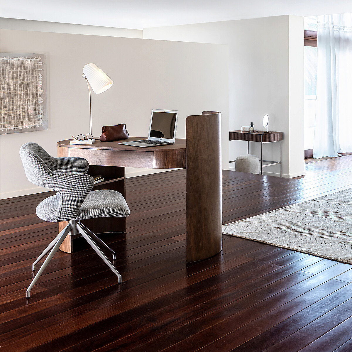 Bureau en plaqué noyer et cuir, Abbas noyer, AM.PM