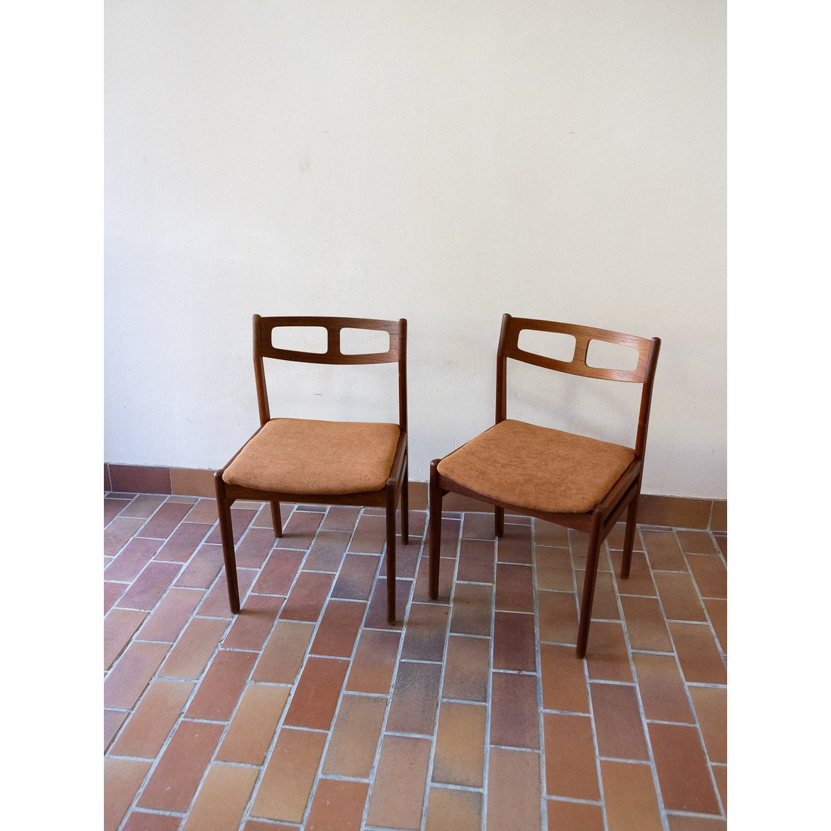 Paire de chaises aux jolis dossiers Alma N°1798 - Bon état bois foncé, DEBONGOUT
