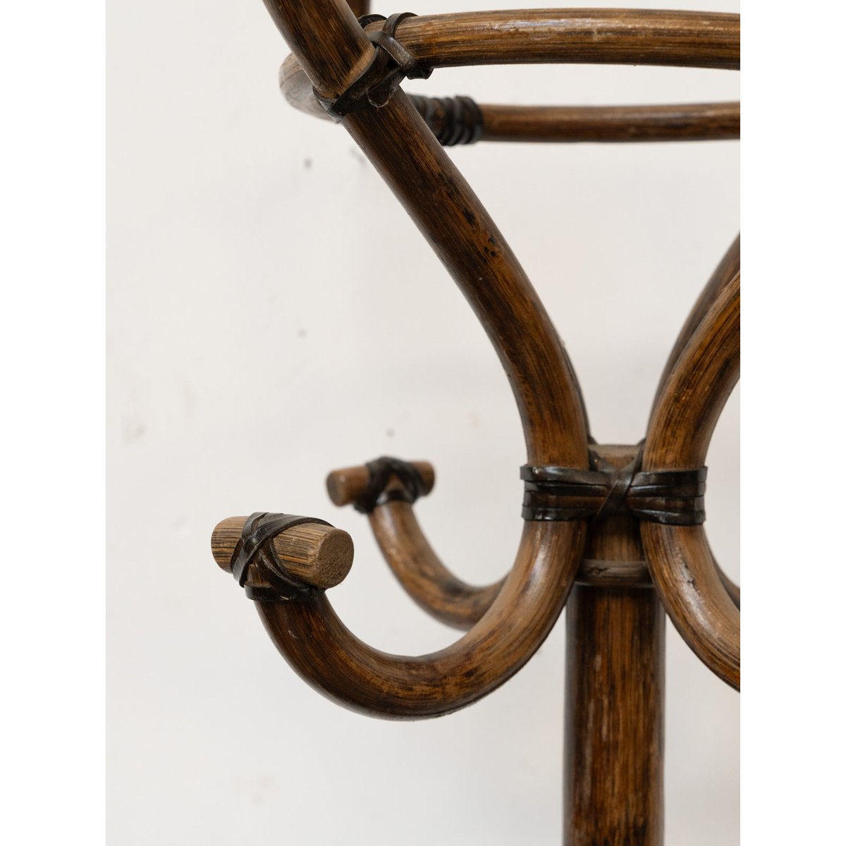 Porte-manteau en bois et cuir Max N°506 - Bon état bois foncé, DEBONGOUT