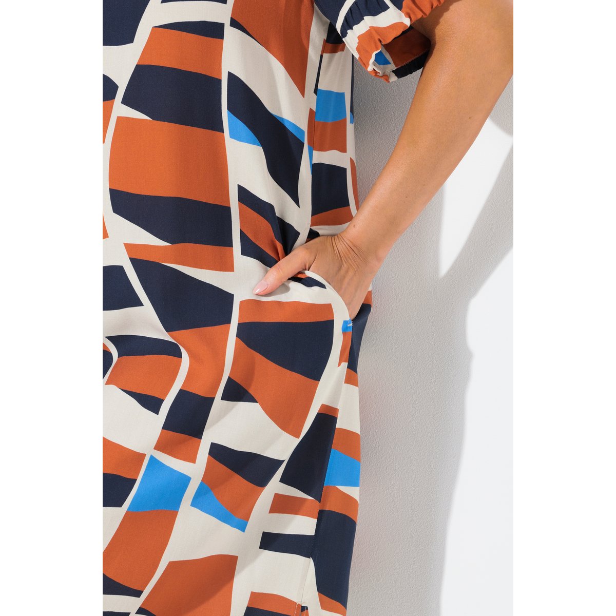 Robe à imprimé graphique. Col en marine, ULLA POPKEN
