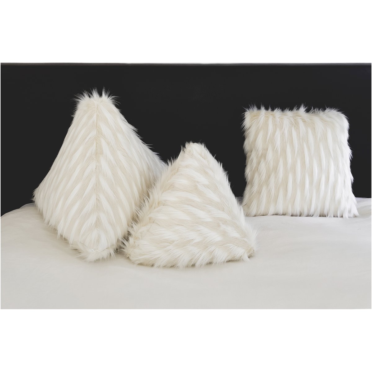 Coussin pyramide imitation fourrure blanc, MX HOME