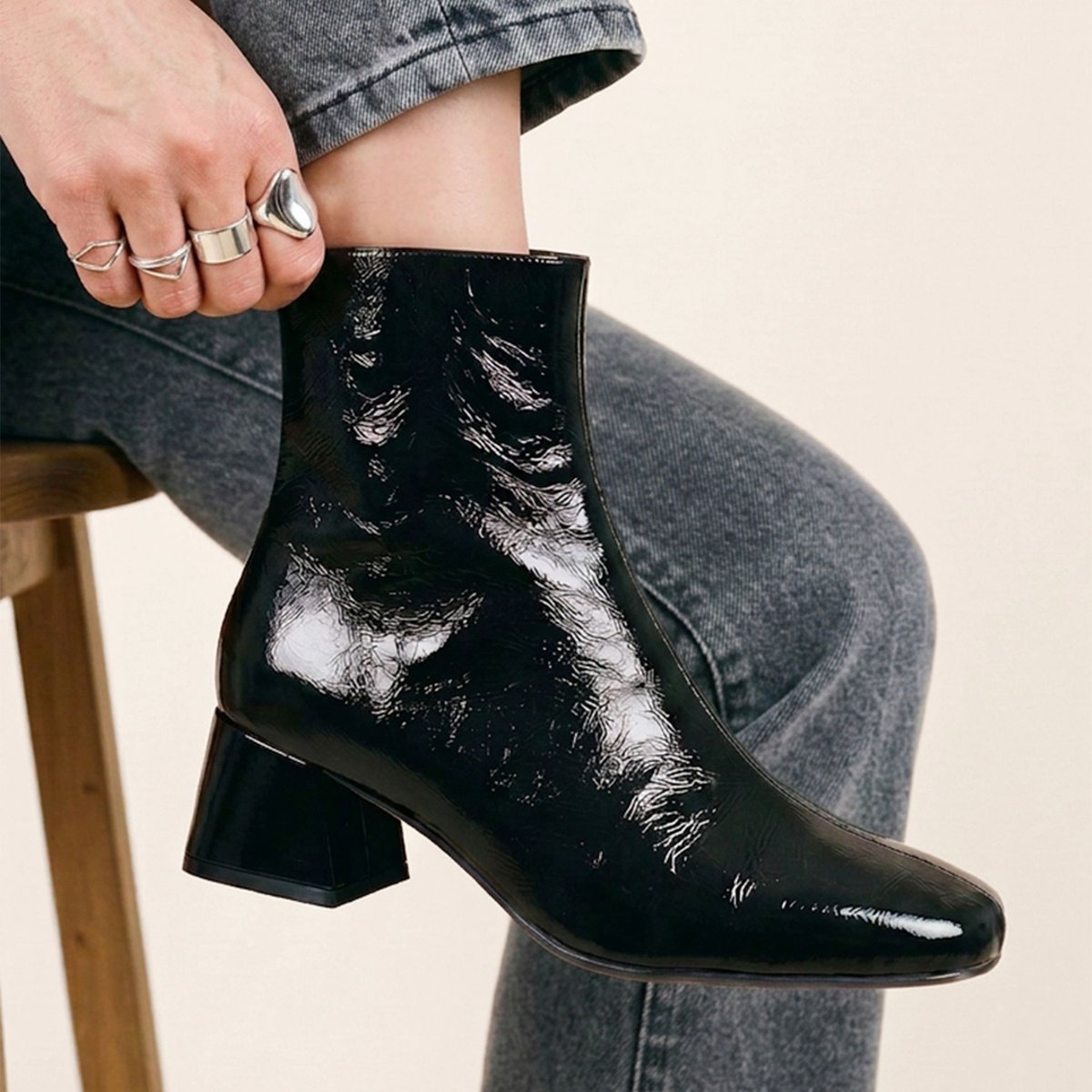Bottines moyen talon carré Diane cuir vernis noir, JULES & JENN