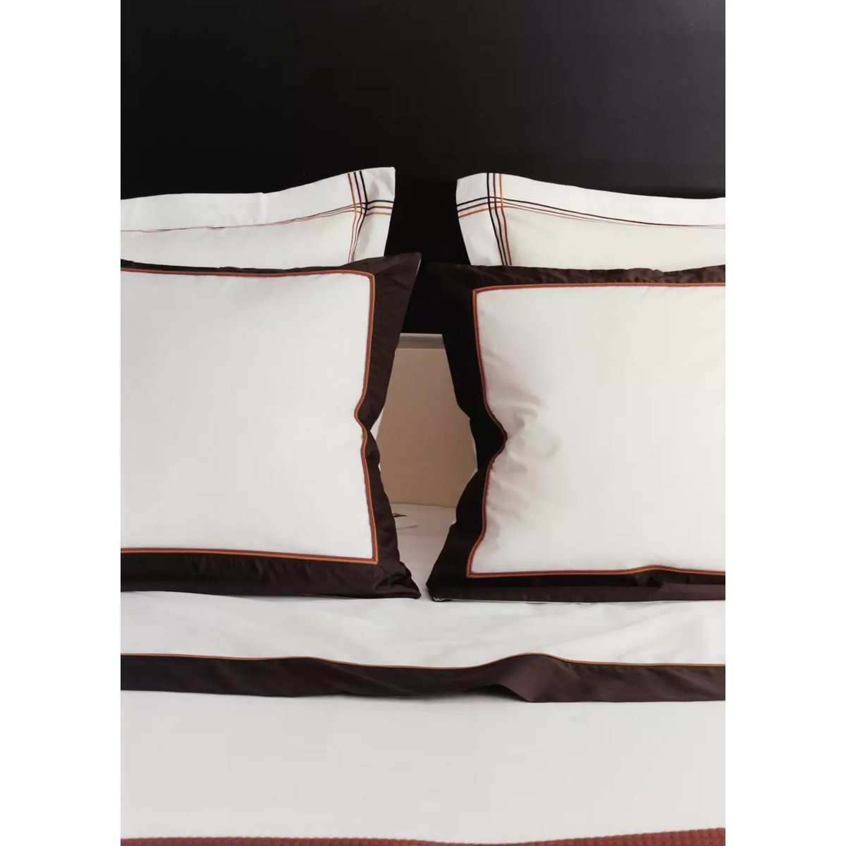 Deux taies d'oreiller en coton avec bordure en satin et passepoil contrasté, 60 x 60 cm écru, MANGO HOME